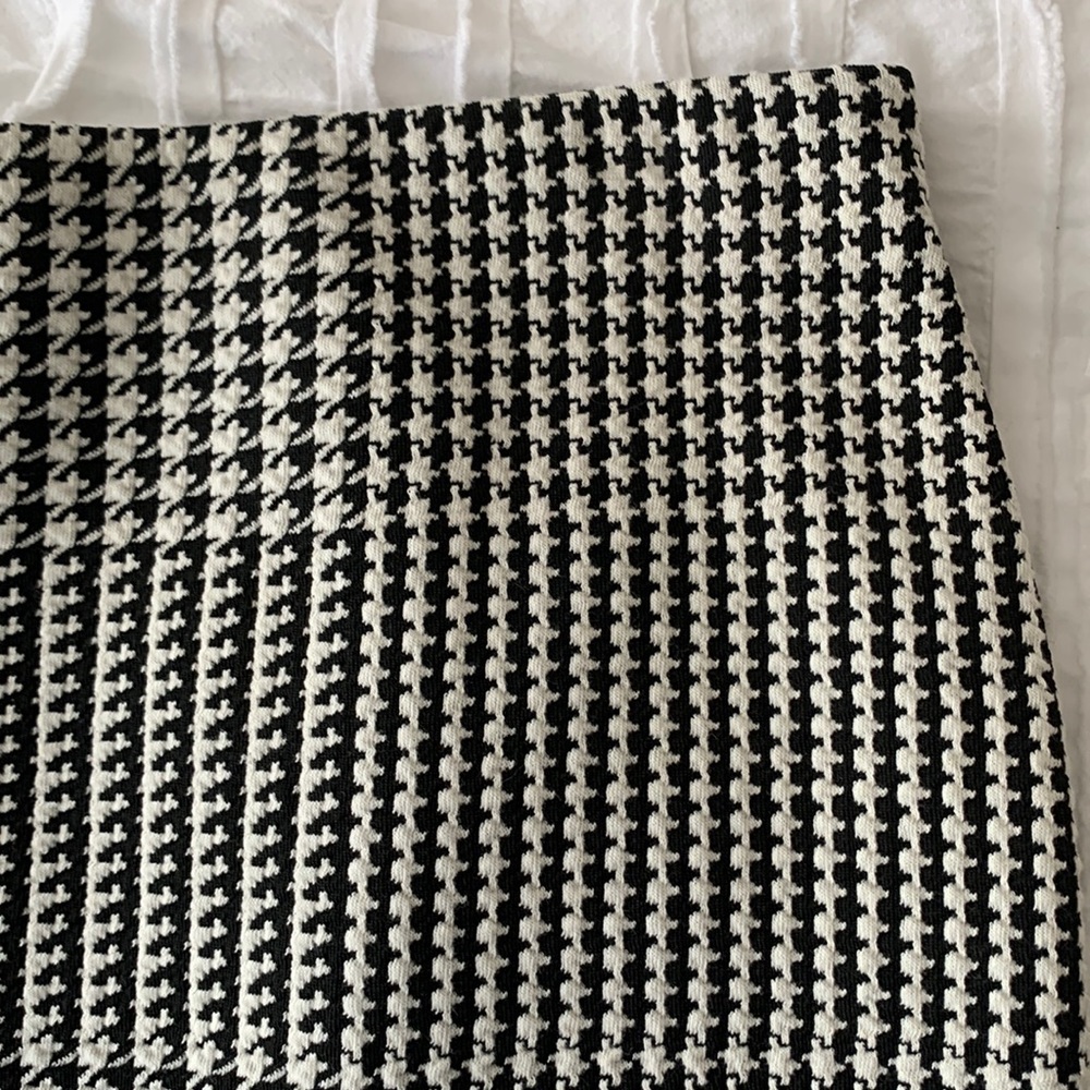 Flawless! Never worn Ann Taylor houndstooth skirt.